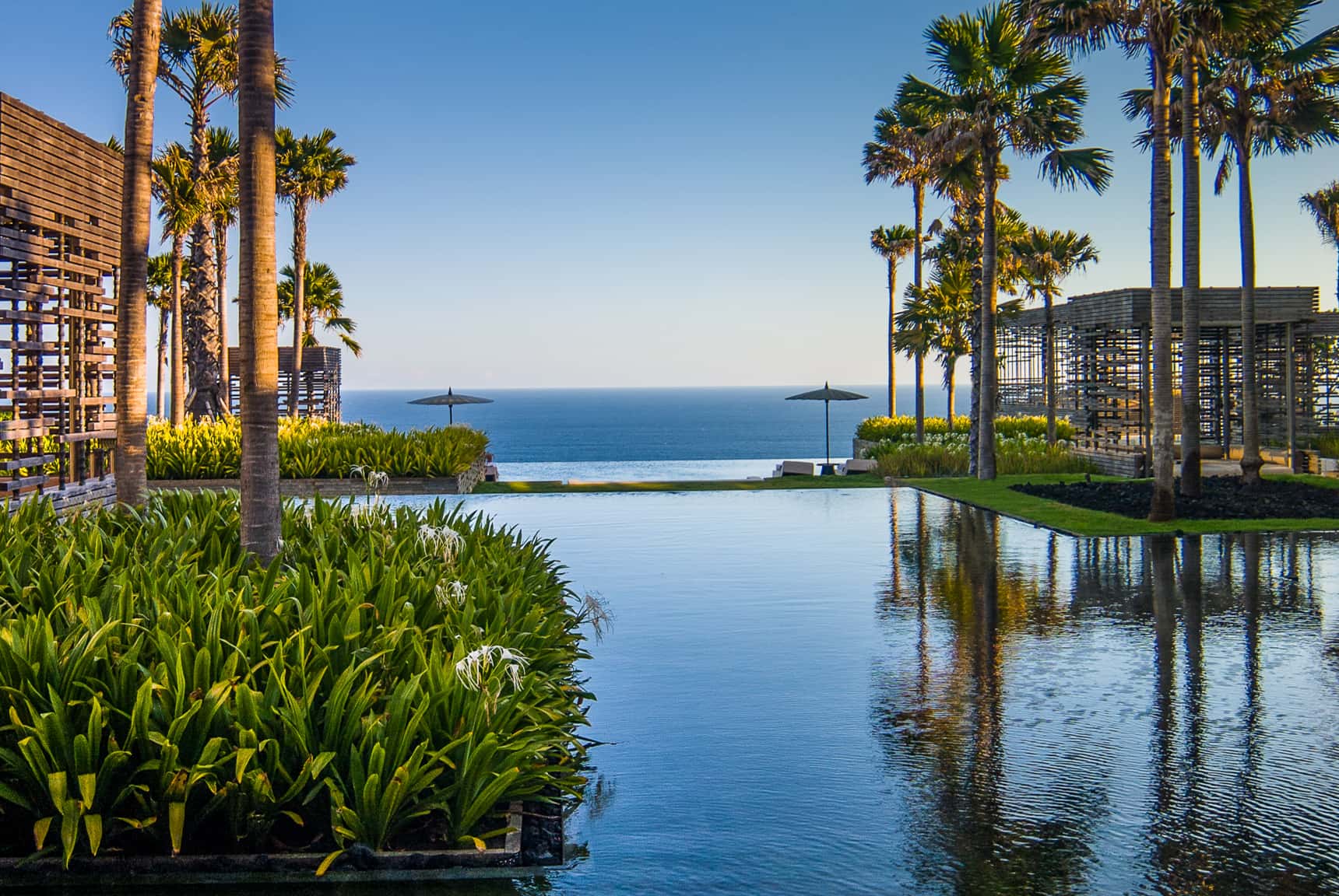 Editing digital photography of luxury hotels, resorts and villas by LuxViz: Alila Hotels & Resorts Uluwatu Bali - daytime water garden and ocean views